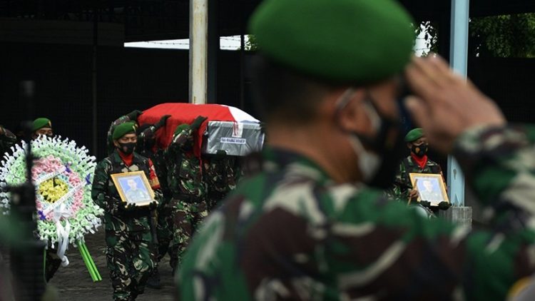 Prajurit TNI gugur dilepas dengan upacara militer. (Foto: Antara).