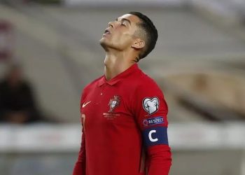Detik-detik Kapten Timnas Portugal Cristiano Ronaldo memukul bek Republik Irlandia, Dara O’Shea. (Foto: REUTERS/Pedro Nunes)