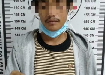 Foto pelaku "U" memegang barang bukti sabu.