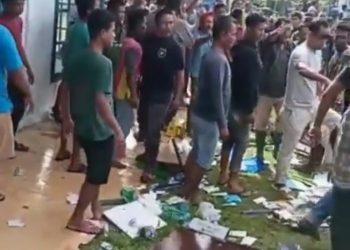 Sejumlah warga mengamuk di lokasi vaksinasi Corona yang digelar di PPI Ujong Serangga. Kejadian itu mengakibatkan nakes luka lebam hingga dosis vaksin rusak. (Screenshot video viral)