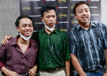 Para personil Warkopi yaitu Alfin Dwi Krisnandi (Indro), Sepriadi Chaniago (Dono), dan Dimas Kusnandi (Kasino), saat ditemui awak media di Kawasan Ciledug, Jakarta Selatan, Rabu (22/9/2021). [Matamata.com/Alfian Winanto]