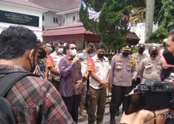 Zainal Siahaan saat menjawab tuntutan massa pedagang Pasar Horas Pematangsiantar yang berunjuk rasa ke kantor Wali Kota, Kamis (2/9/2021) siang.