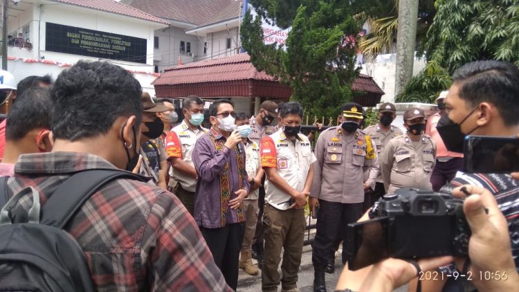 Zainal Siahaan saat menjawab tuntutan massa pedagang Pasar Horas Pematangsiantar yang berunjuk rasa ke kantor Wali Kota, Kamis (2/9/2021) siang.
