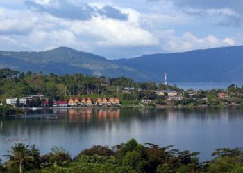 Keindahan Pulau Samosir di Danau Toba selalu memikat wisatawan lokal maupun mancanegara (ilustrasi). (Foto: 1001wisata)