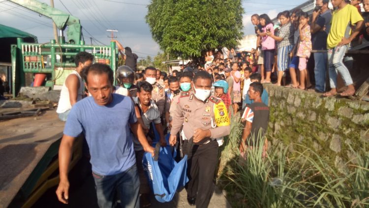 Petugas kepolisian mengevakuasi jasad korban.