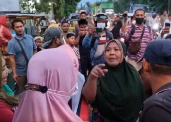 Dua kelompok emak-emak di Kota Medan bersitegang dan adu mulut memprotes penutupan jalan. Foto: iNewsTV/Yudha Bahar