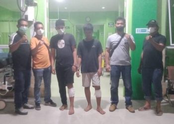 Dua maling sepeda motor, MR dan MA dikawal petugas di rumah sakit usai ditembak karena melawan saat akan ditangkap.Foto/ist