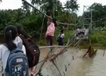 Perjuangan siswa di Sumut bertaruh nyawa lewati jembatan nyaris ambruk demi menuntut ilmu. [Ist]