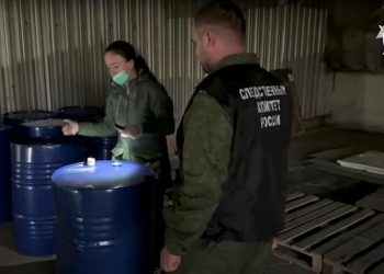 Anggota Komite Investigasi Rusia menyelidiki kasus kematian orang akibat keracunan alkohol di Wilayah Orenburg. (Foto: Reuters)