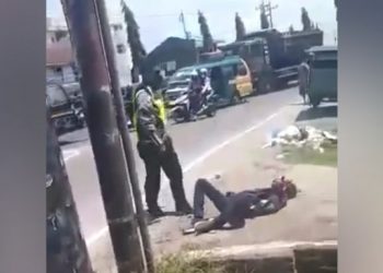 Tangkapan layar oknum pukuli warga di Deli Serdang, Sumatera Utara. [Ist]