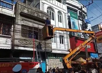 Kebakaran Toko Onderdil Motor di Asahan, Petugas Gunakan Crane Jangkau Pusat Api (Foto: iNews/Ulil Amri)
