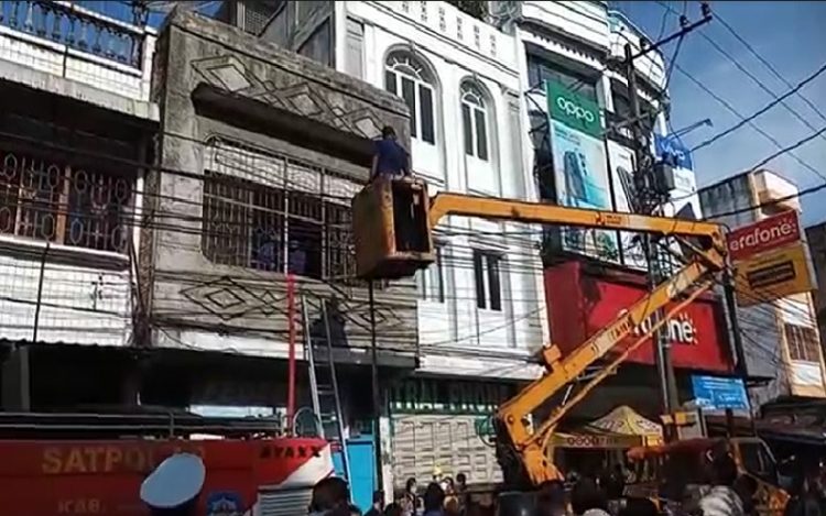 Kebakaran Toko Onderdil Motor di Asahan, Petugas Gunakan Crane Jangkau Pusat Api (Foto: iNews/Ulil Amri)