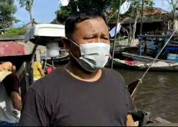 Awalludin Samosir, nelayan di Asahan, Sumatera Utara, kibarkan bendera putih karena BBM langka. [Ist]
