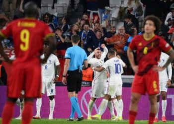 Para pemain Belgia tampak lesu menyaksikan para pemain Prancis merayakan gol kemenangan 3-2 di semifinal Nations League 2021 di di Allianz Stadium, Turin, Italia, Jumat (8/10/2021) dini hari WIB. (Foto: AFP)