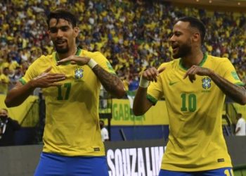 Penyerang Timnas Brasil, Neymar (kanan) melakukan selebrasi usai mencetak gol ke gawang Uruguay pada laga kualifikasi Piala Dunia 2022 zona Amerika Selatan di Arena da Amazonia, Manaus, Brasil, Jumat (15/10/2021) pagi WIB. [NELSON ALMEIDA / AFP]