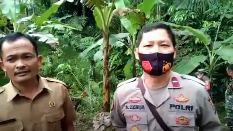 Kapolsek Alasa Ipda Sahabat Zebua saat berada di lokasi pembunuhan warga di Nias Utara. (Foto: iNews/Iman Jaya Lase)