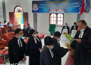 Pdt Bangun Harianja MTh, selaku Pendeta tertua HKIP, melantik Bishop dan Sekjend HKIP periode 2021 – 2026, pada Minggu (24/10/2021), di Gereja HKIP Agape Pematangsiantar.
