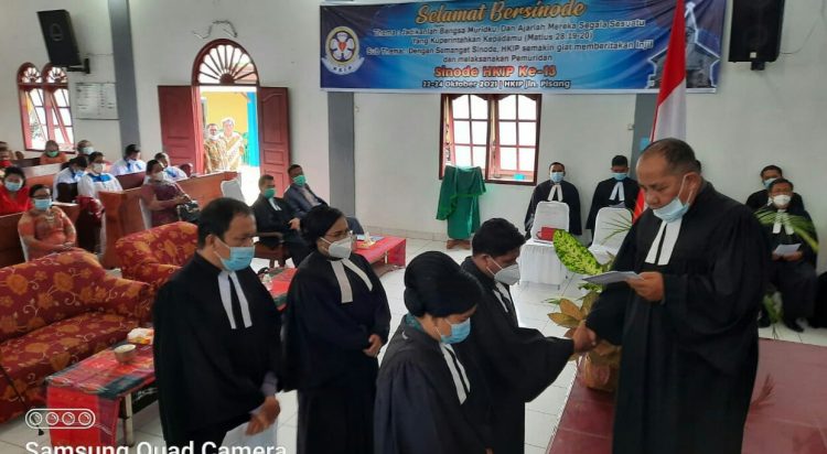 Pdt Bangun Harianja MTh, selaku Pendeta tertua HKIP, melantik Bishop dan Sekjend HKIP periode 2021 – 2026, pada Minggu (24/10/2021), di Gereja HKIP Agape Pematangsiantar.