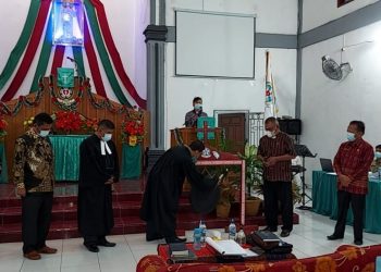 Pembukaan sinode yang tandai pemukulan gong oleh Bishop HKIP dan didampingi  Sekretaris Jenderal HKIP serta disaksikan para undangan yang hadir.
