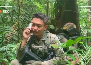Foto: Ipda Rano Aprilianto (33) masih dalam tugas Operasi Madago Raya di hutan belantara Sulteng saat anak ketiganya lahir. Menggunakan HP, dia azani putrinya. (Instagram Satbrimob Polda Lampung)