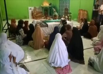 Tiga korban tewas dalam kecelakaan maut di Jalinsum Km 150-160 Kisaran, Kabupaten Asahan, Sumatera Utara, dimakamkan, Senin (25/10/2021). Foto/iNews TV/Ulil Amri