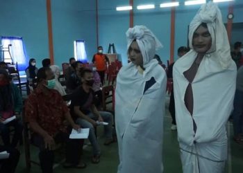 Dua pocong berkeliling di lokasi vaksinasi di Desa Kenteng dan Tegalgiri, Kecamatan Nogosari, Boyolali. (iNews/Tata Rahmanta)