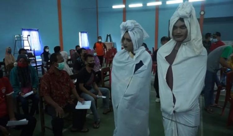 Dua pocong berkeliling di lokasi vaksinasi di Desa Kenteng dan Tegalgiri, Kecamatan Nogosari, Boyolali. (iNews/Tata Rahmanta)