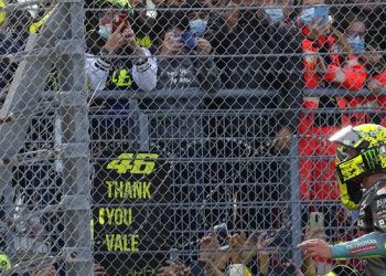 Valentino Rossi lempar helm ke fans saat berlaga di MotoGP Emilia Romagna Foto: AP/Antonio Calanni