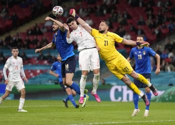 Italia saat menghadapi Spanyol di semifinal Euro 2020. Keduanya akan bertemu lagi di semifinal UEFA Nations League 2021. (foto: Reuters)
