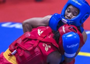 Atlet wushu putri Sumut Junita Malau (kanan) berusaha mengunci atlet putri Jatim Friska Ria Wibowo (kiri) pada pertandingan semifinal. [ANTARA]