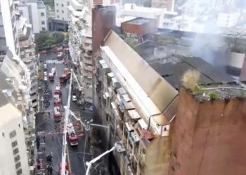Gedung 13 lantai di Taiwan yang mengalami kebakaran hebat (Foto: AP/Anonymous)