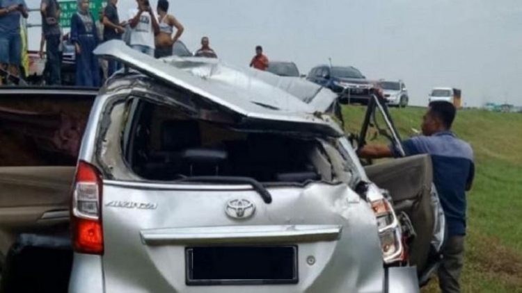 Kecelakaan mobil Avanza berisi guru dan murid SMK Taruna Tekno Nusantara Medan di jalan Tol Tebingtinggi. (ANTARA/HO)