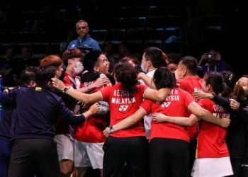Tim bulu tangkis Malaysia merayakan kemenangan 3-2 atas Indonesia untuk melaju ke semifinal Piala Sudirman 2021 di Energia Areena, Vantaa, Finlandia, Sabtu (2/10/2021) dini hari WIB. [BWF/BadmiontonPhoto]