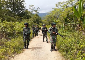 Serka Asep satu anggota TNI tertembak dalam kontak senjata dengan KKB di Distrik Sugapa, Intan Jaya, Papua. Ilustrasi Patroli Pasukan TNI/SINDonews