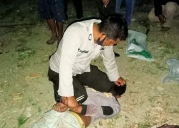 Pelaku pembunuh ayah kandung saat ditangkap polisi di Samosir. [Dok.Digtara.com]