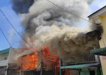 Empat unit rumah di Jalan Samanhudi, Kuala, Langkat ludes terbakar, Sabtu (16/10/2021). (Foto: istimewa)