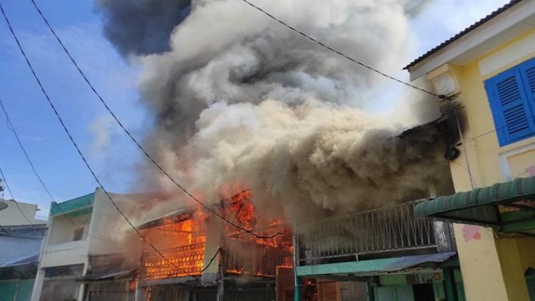 Empat unit rumah di Jalan Samanhudi, Kuala, Langkat ludes terbakar, Sabtu (16/10/2021). (Foto: istimewa)