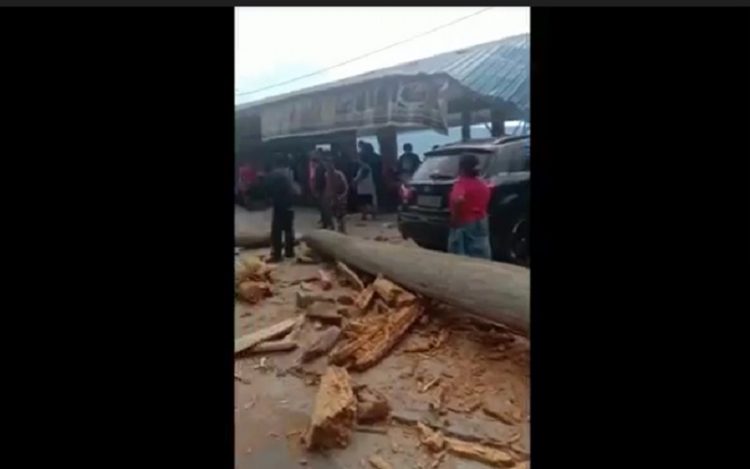 Tangkapan Layar Toba, Warung dan Mobil Rusak Tertimpa Pohon