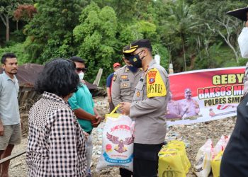 AKBP Nicolas Dedy Arifianto SH, SIK, MH, saat meninjau lokasi longsor, di Dusun IV Reva Kalapa, Kelurahan Sipolha, Kecamatan Pamatang Sidamanik, Kabupaten Simalungun, dan sekaligus menyerahkan bantuan, kepada warga terdampak, pada Jumat (1/10/2021) siang tadi, sekira pukul 12.30 WIB.