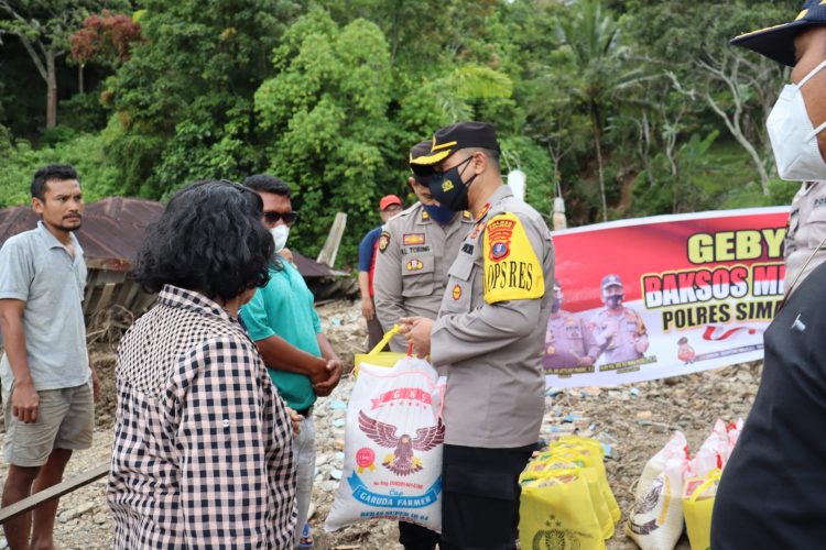 AKBP Nicolas Dedy Arifianto SH, SIK, MH, saat meninjau lokasi longsor, di Dusun IV Reva Kalapa, Kelurahan Sipolha, Kecamatan Pamatang Sidamanik, Kabupaten Simalungun, dan sekaligus menyerahkan bantuan, kepada warga terdampak, pada Jumat (1/10/2021) siang tadi, sekira pukul 12.30 WIB.