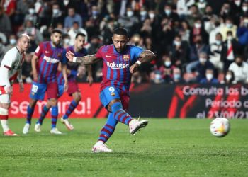 Penalti Memphis Depay ditepis sehingga Barcelona ditaklukkan Rayo Vallecano 0-1 pada jornada ke-11 Liga Spanyol. Duel berlangsung di Estadio de Vallecas. (Foto: REUTERS/Sergio Perez)