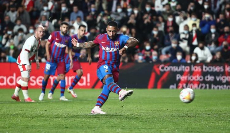 Penalti Memphis Depay ditepis sehingga Barcelona ditaklukkan Rayo Vallecano 0-1 pada jornada ke-11 Liga Spanyol. Duel berlangsung di Estadio de Vallecas. (Foto: REUTERS/Sergio Perez)