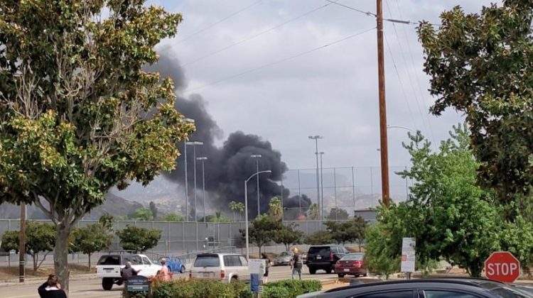 Asap hitam mengepul dari lokasi pesawat jatuh di Kota Santee, California, AS, Senin (11/10/2021). (Foto: Reuters)