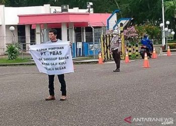 Pria di Lhokseumawe Gelar Demo Tunggal. [ANTARA]