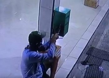 Aksi pencurian kotak amal masjid terekam CCTV, Sebelum beraksi pria itu berpura-pura beristirahat di teras masjid. Foto: iNewsTV/Adi Palapa Harahap/CCTV Masjid