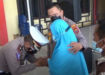 Kapolresta Deliserdang Kombes Pol Yemi Mandagi merangkul ibu dari anak korban pemukulan bersama Kasatlantas yang meminta maaf. (Foto: iNews/Amiruddin)