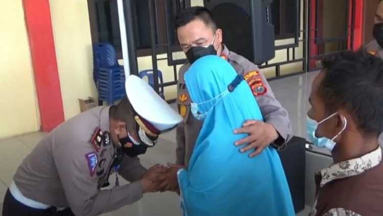 Kapolresta Deliserdang Kombes Pol Yemi Mandagi merangkul ibu dari anak korban pemukulan bersama Kasatlantas yang meminta maaf. (Foto: iNews/Amiruddin)