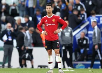 Cristiano Ronaldo melempem di laga Leicester vs Man Utd. (Foto: Getty Images/Alex Pantling)