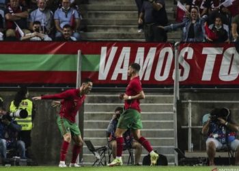 Selebrasi Cristiano Ronaldo (kiri) setelah mencetak gol dalam pertandingan perhabatan lawan Qatar di Estadio Algarve, Loule, Portugal pada 10 Oktober 2021. ANTARA/AFP/CARLOS COSTA