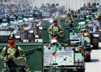 Kekuatan militer Indonesia di mata dunia menarik untuk dibahas di momen HUT ke-76 TNI, hari ini. Duduk di peringkat 16 di dunia, militer Indonesia menjadi yang terkuat di Asia Tenggara. Foto/SINDOnews